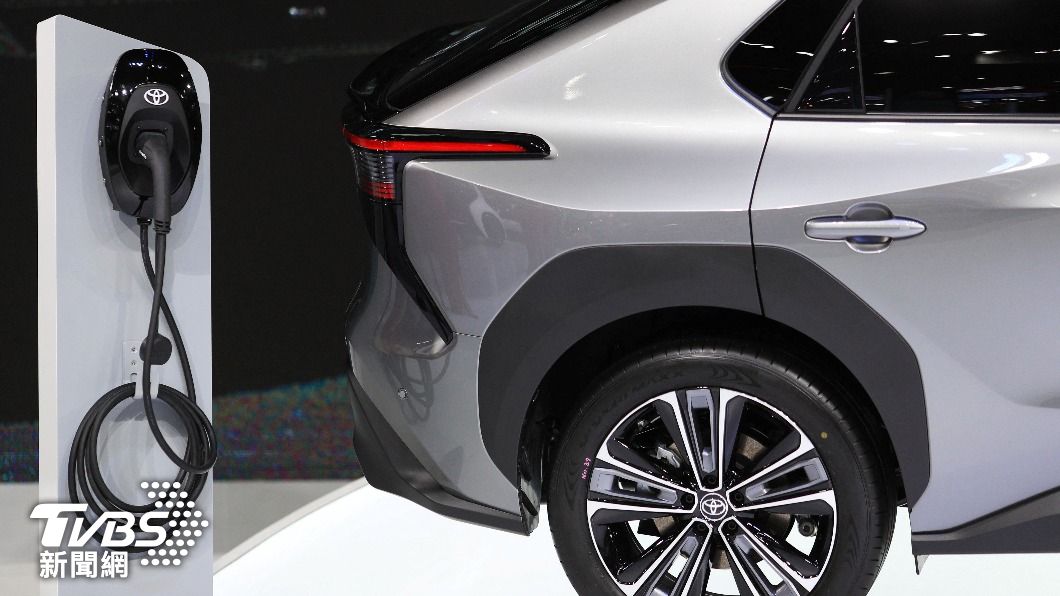 豐田汽車從2025年開始旗下電動車，全面改用特斯拉充電規格。（圖／達志影像路透社）