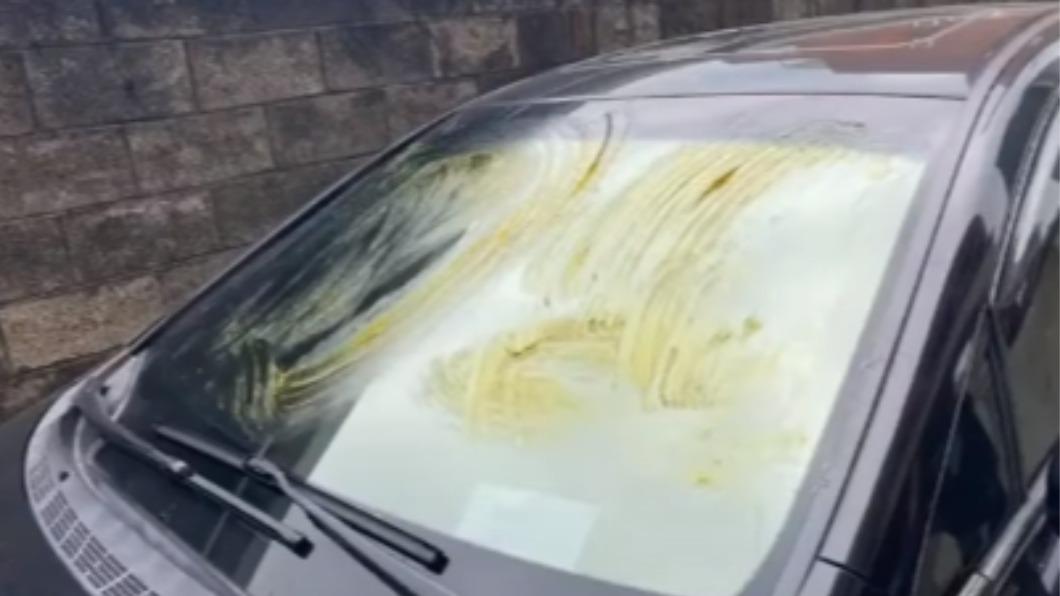 車主的愛車慘遭不明人士塗抹黃油。（圖／翻攝自記者爆料網）