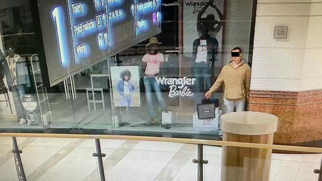 監視器畫面拍到，身穿黃衣的男子假扮成櫥窗裡的假人。（圖／翻攝自@PiQSuite推特）