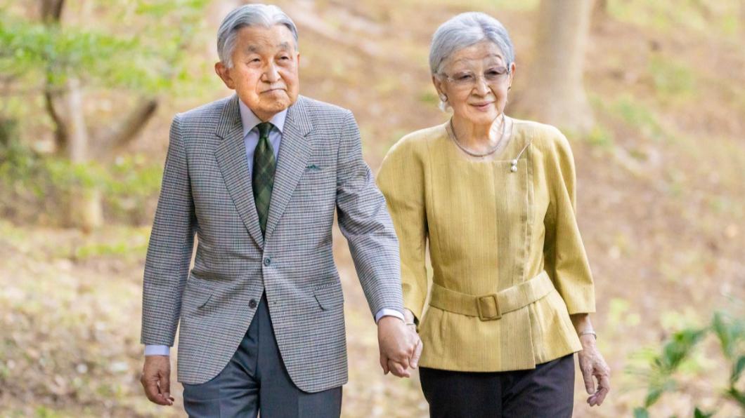 日本上皇夫婦最新近照曝光。（圖／翻攝自X@kakocutie______）