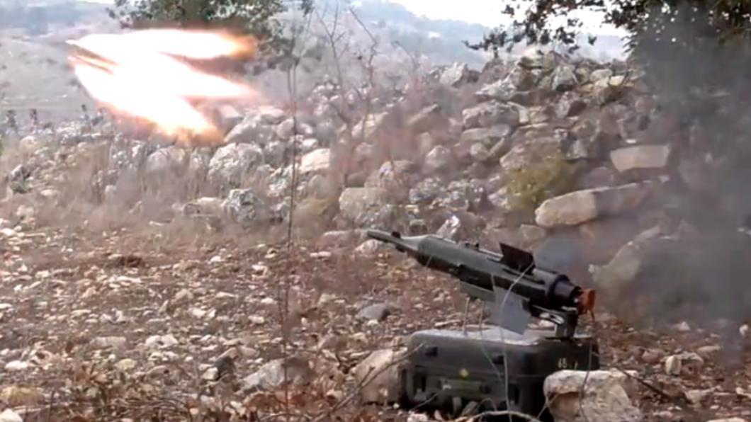 以黎邊境戰況激烈，圖為黎巴嫩軍方朝阿巴德（al-Abad）基地開火。(圖／翻攝自X@Kevin88_H)
