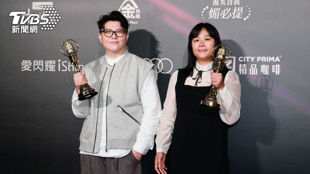 《來吧！營業中》奪下金鐘獎，TVBS娛樂部副總監趙君璐（左）、製作人葉佩容開心分享心得。（圖／TVBS娛樂組攝）《來吧！營業中》奪下金鐘獎。（圖／三立提供）