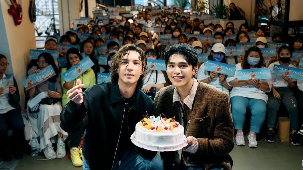 歌手陳勢安（左）第二次幫王品澔過生日。（圖／伊林娛樂提供）