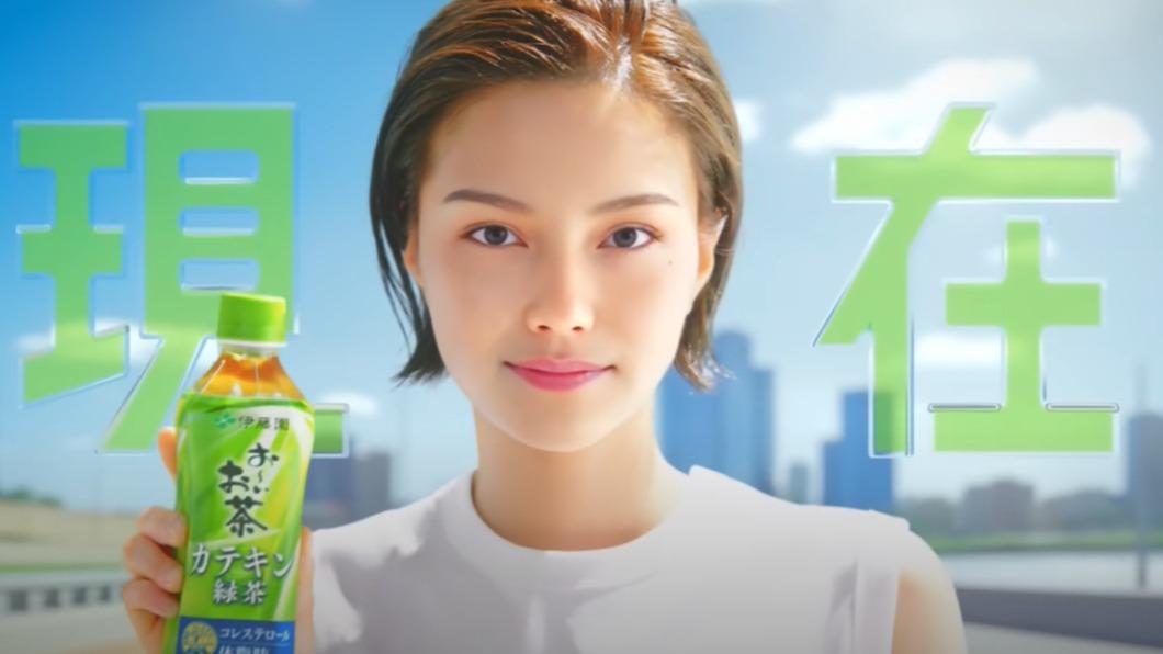 日本知名茶飲品牌伊藤園，推出首支以AI生成人物的廣告影片。（圖／翻攝自伊藤園公式チャンネル）
