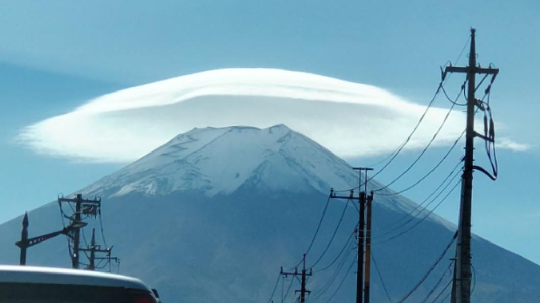 許多日本民眾20日拍下富士山「頭戴斗笠」的景象。（圖／翻攝自X@@tvxqmax29）
