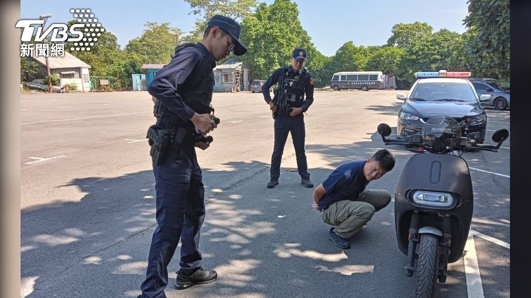 新北警增「CQB演練」磨練新人戰技。(圖/TVBS)