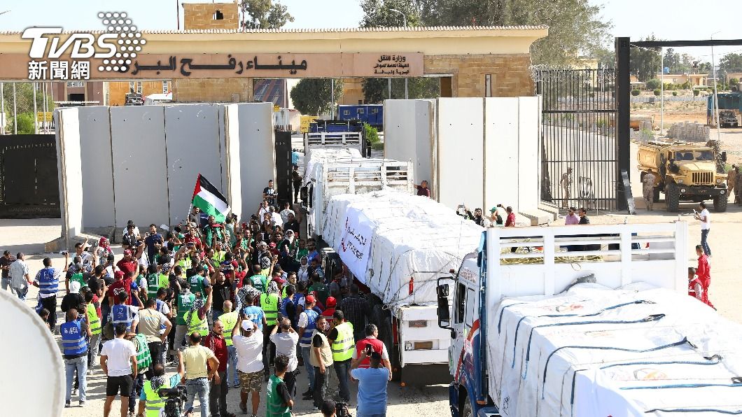 首批援助卡車獲准通過拉法關卡，向加薩運送民生物資和醫療援助。（圖／達志影像歐新社）