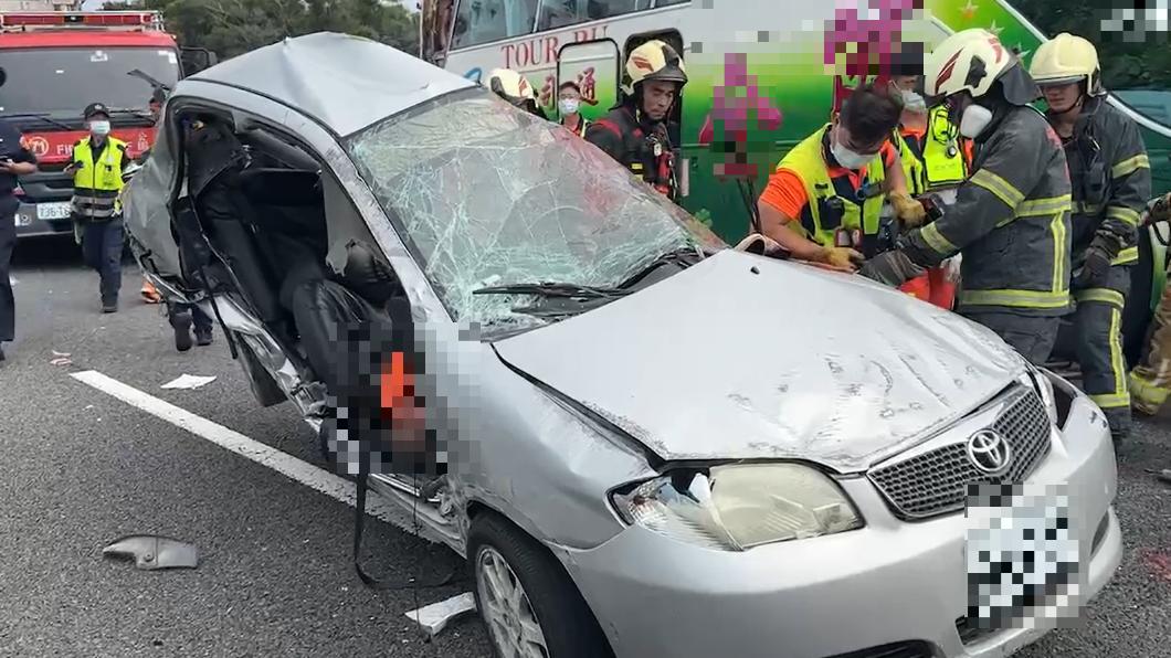 整輛轎車幾乎被削了一邊。（圖／翻攝自記者爆料網）