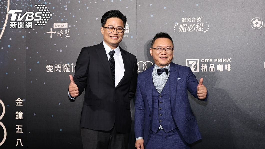 《模仿犯》奪「人氣戲劇節目獎」，左起製作人曾瀚賢、湯昇榮。（圖／TVBS娛樂組攝）
