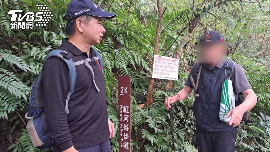 男子（右）獨自前往登山意外迷路失聯24小時被尋獲。（圖／TVBS）