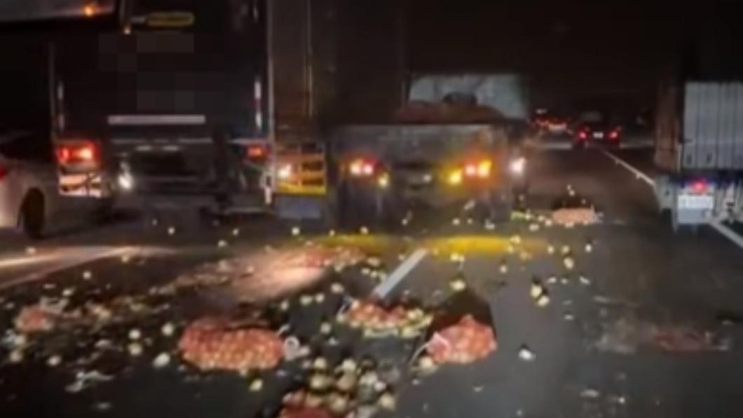 貨車上的洋蔥散落在車道上。（圖／翻攝自記者爆料網）