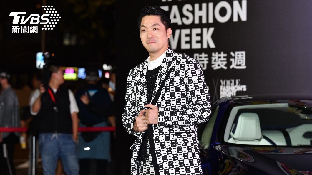 Taipei mayor wows at Taipei Fashion Week (TVBS News) Mayor Chiang wows at fashion show with monochrome suit