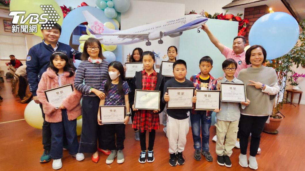 「溫哥華華裔小天使及小小天使選拔賽」的獲獎小朋友用畫作宣傳台灣。（圖／中央社）