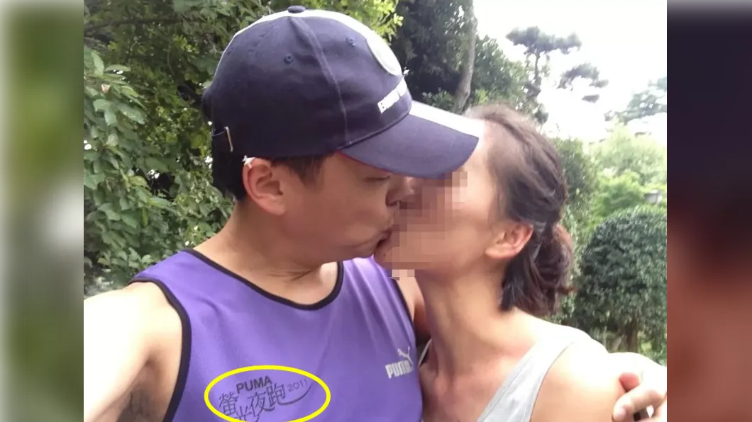 趙天麟爆出多張與女性友人的親暱合照，身上穿的路跑衣寫著2011年，證明這是發生在趙天麟婚後。（圖／鏡週刊）