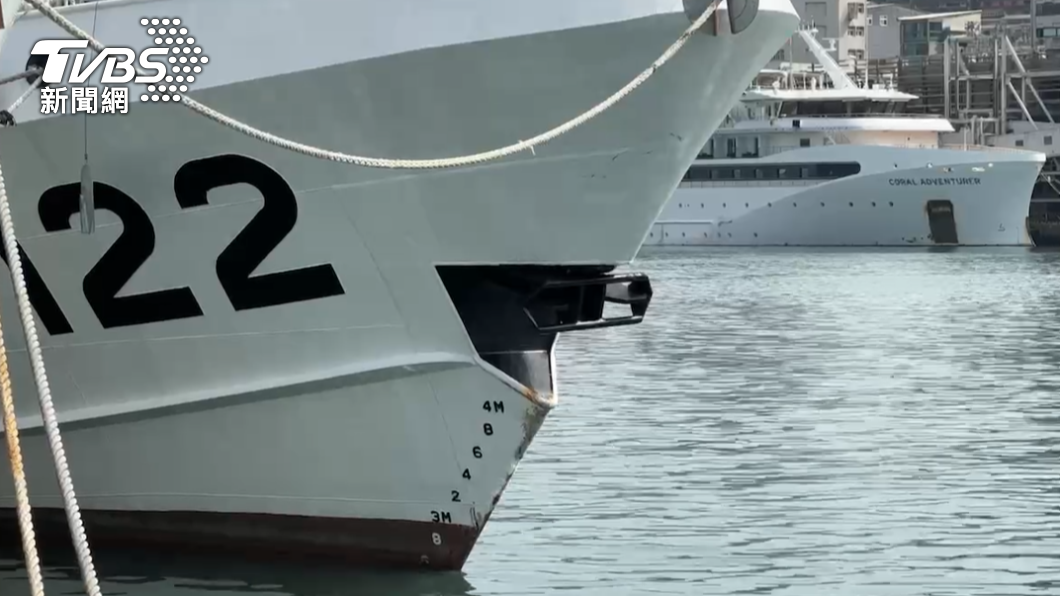 船頭撞上人行木棧道。(圖/TVBS)