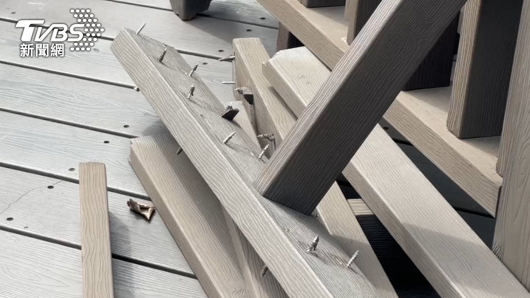 木棧板斷裂毀損。(圖/TVBS)
