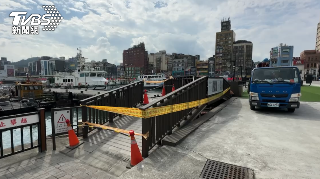 人行步道目前封閉維修。(圖/TVBS)