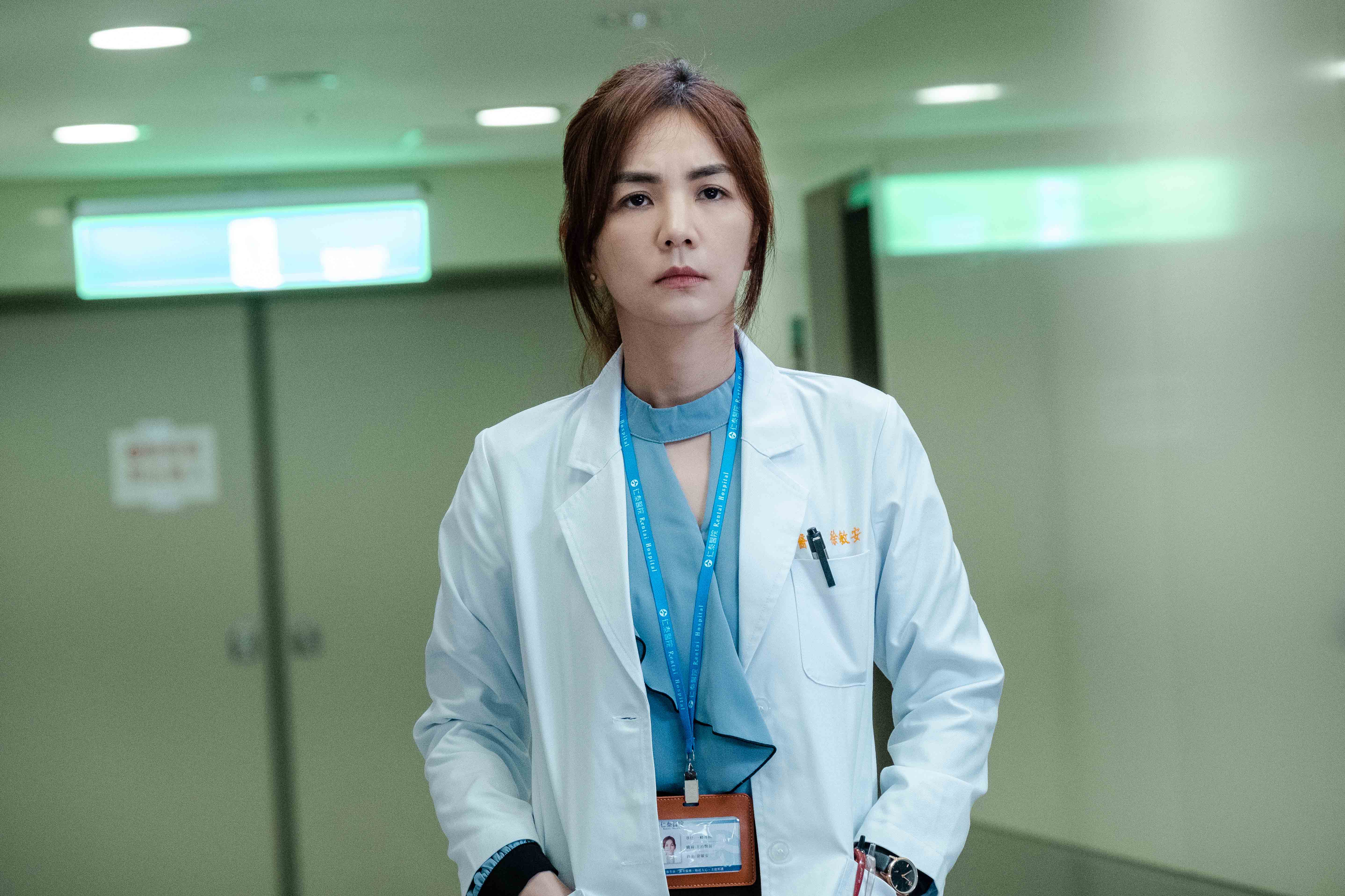 Ella睽違9年重返台劇，飾演外科醫師「徐敏安」。（圖／東森提供）