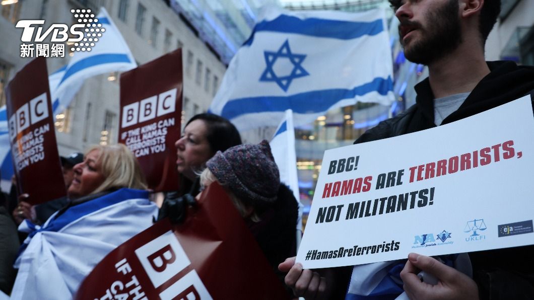 英國《BBC》總部前，集會者抗議《BBC》未將哈瑪斯稱為恐怖分子。（圖／達志影像歐新社）