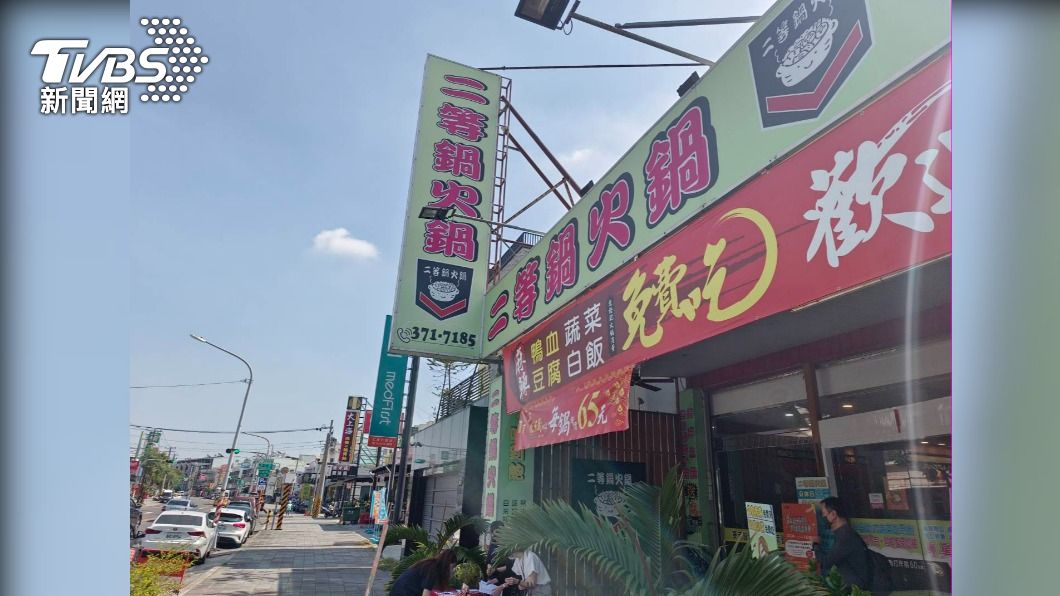 高雄市仁武區不到一公里的距離，聚集近10間火鍋店。（圖／TVBS）