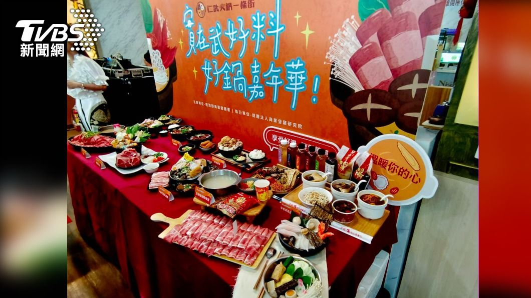 百元小火鍋、中高價自助吧多元種類應有盡有,堪稱全台火鍋密度最高地方。(圖/TVBS)
