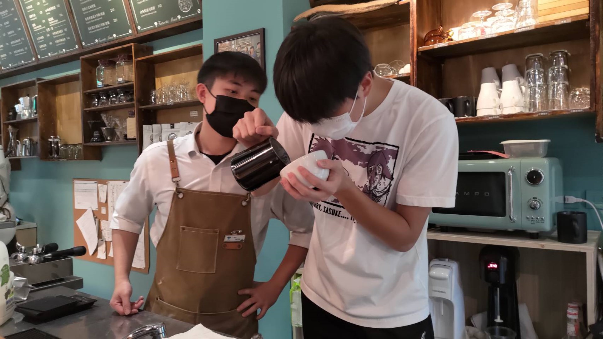 小朱(右)職場見習期間，專注學習咖啡拉花。(圖/新北市政府勞工局)