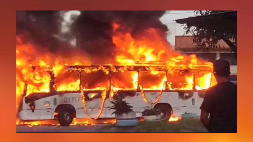 巴西里約熱內盧州規模最大的黑幫民兵團昨天縱火燒毀35輛公車和1列火車。(／翻攝自X@Metropoles)