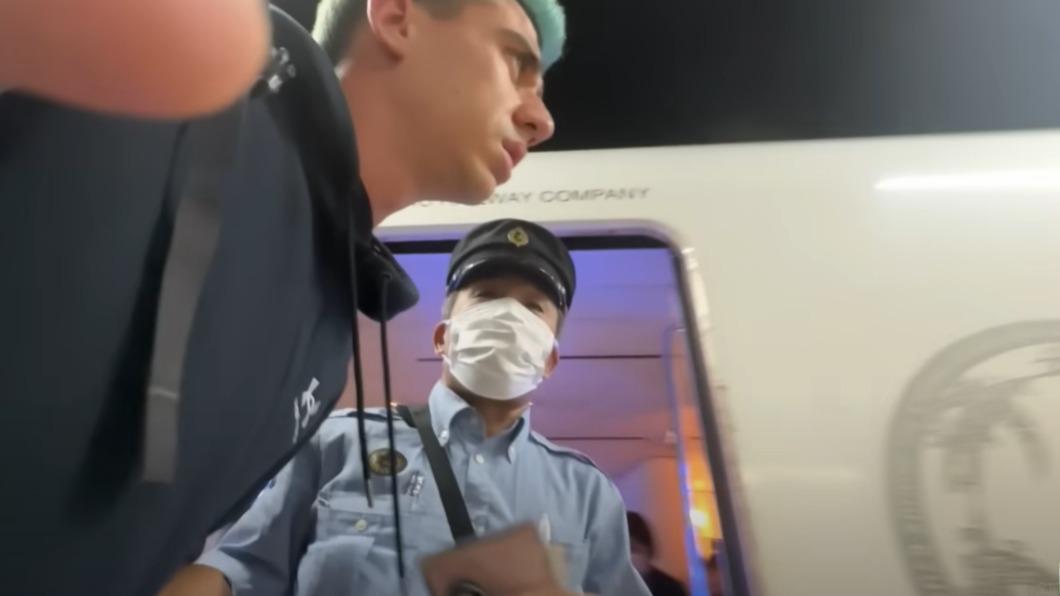 網紅Fidias Panayiotou搭日本火車逃票，下車被車長發現。（圖／翻攝自Fidias Panayiotou影片）