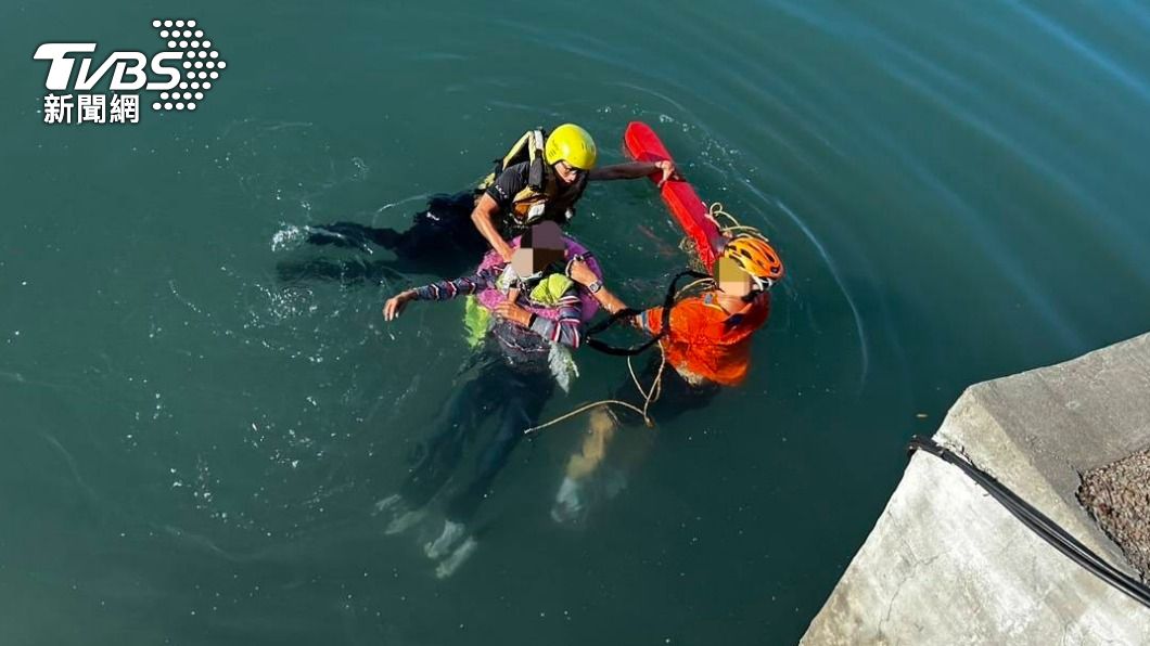 單車騎士跳下水救援。（圖／TVBS）
