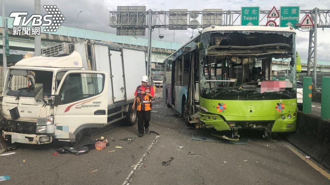 公車司機恍神推撞小貨車，造成13人受傷送醫。（圖／TVBS）