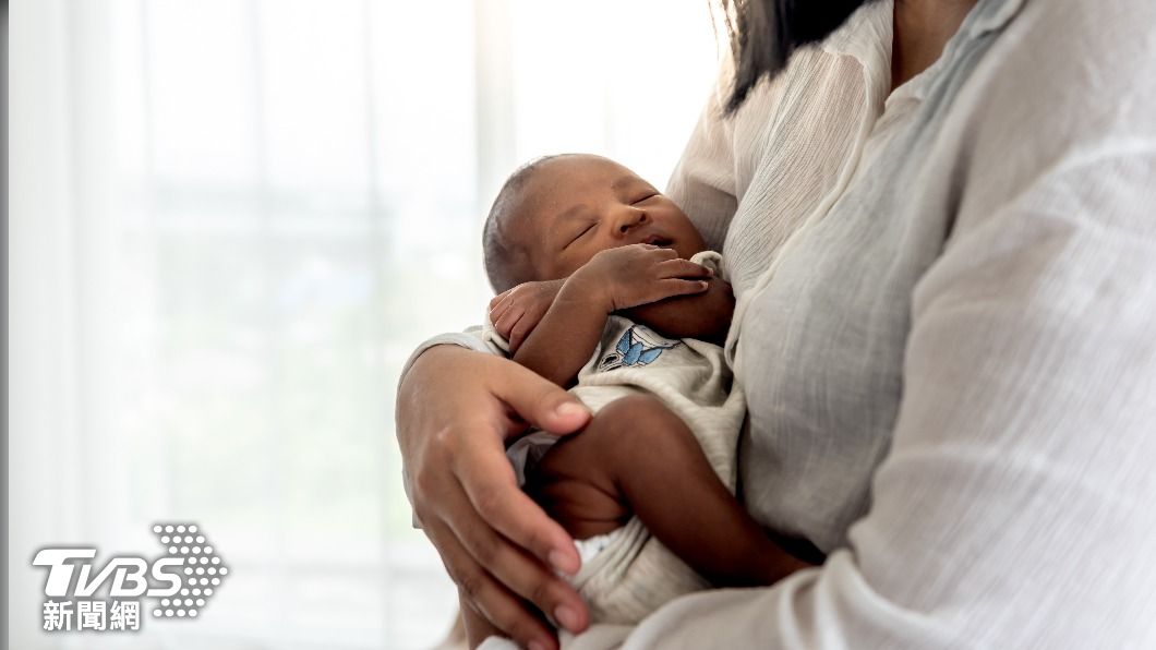 香港當局為鼓勵生育，即日起給予每名新生嬰兒港幣2萬元（約新台幣8萬元）獎勵。（示意圖／達志影像Shutterstock）