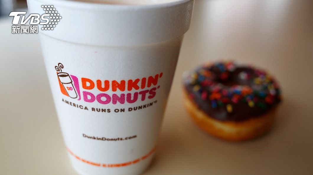 美國連鎖甜甜圈「Dunkin’ Donuts」，不小打翻熱咖費燙傷顧客，付出9000萬台幣賠償和解。（圖／達志影像路透社）