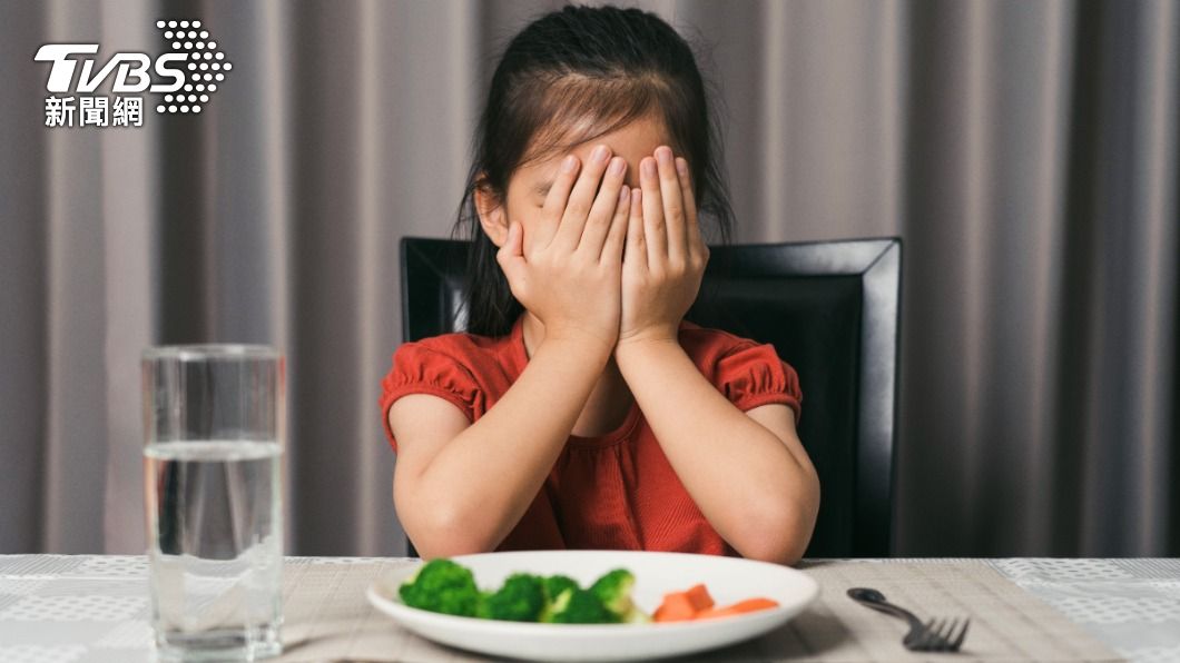 家長爲了讓小孩營養均衡，會逼迫小孩吃不喜歡的蔬菜水果、保健食品。（示意圖／shutterstock達志影像）