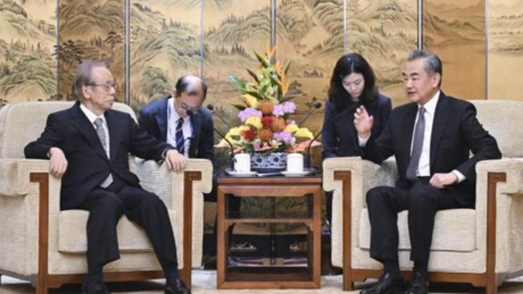王毅（圖右）日前會晤日本前首相福田康夫的訪華團。（圖／翻攝自X@xuejianosaka）