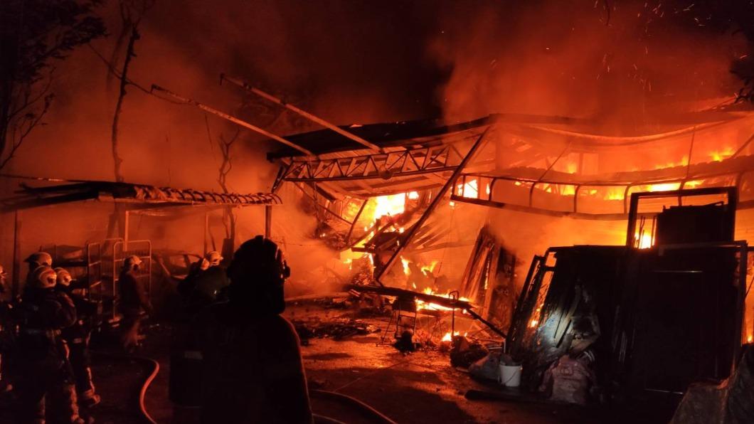 新北市金山區一間鐵皮屋，凌晨發生大火，火勢猛烈。（圖／新北市消防局提供）