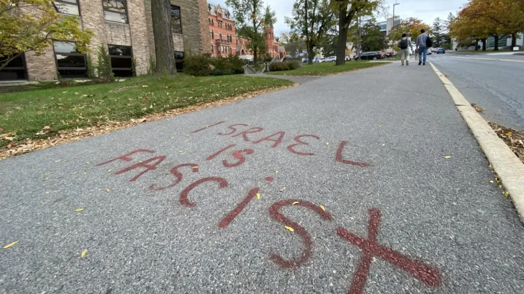 位於紐約的名校康乃爾大學，校園道路出現多個激烈文字的塗鴉，全部都在罵以色列。（圖／翻攝自The Cornell Review）