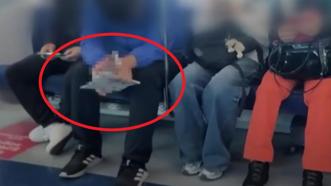 南韓男子在地鐵上看A片。（圖／翻攝自YouTube@JTBC News）
