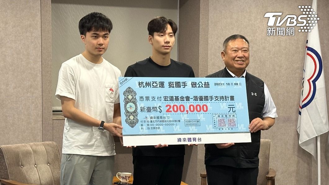 桌球好手林昀儒、游泳好手王冠閎出席公益活動，回饋基層選手。（圖／張良瑜攝）