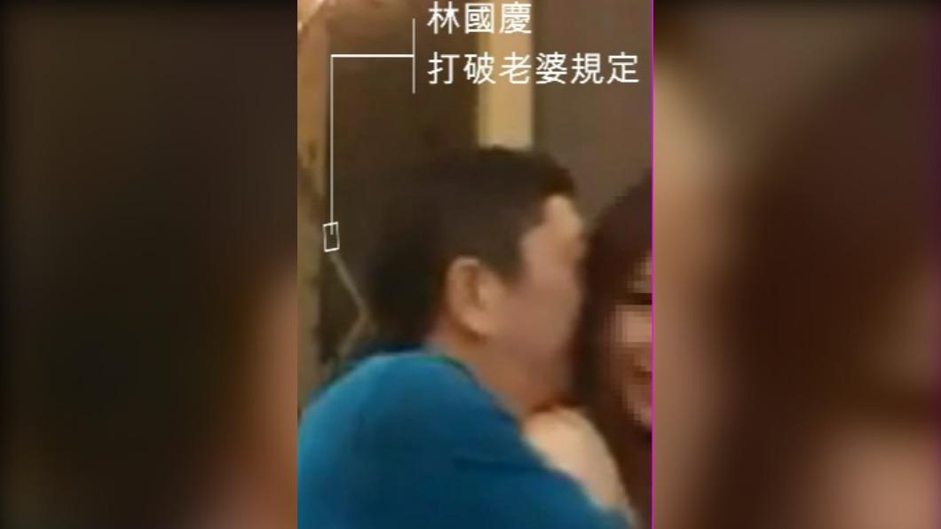 林國慶在KTV包廂內，親密的與長髮正妹貼貼抱抱。（圖／翻攝自Gtokevin小商人靠北幹古股份有限公司臉書）