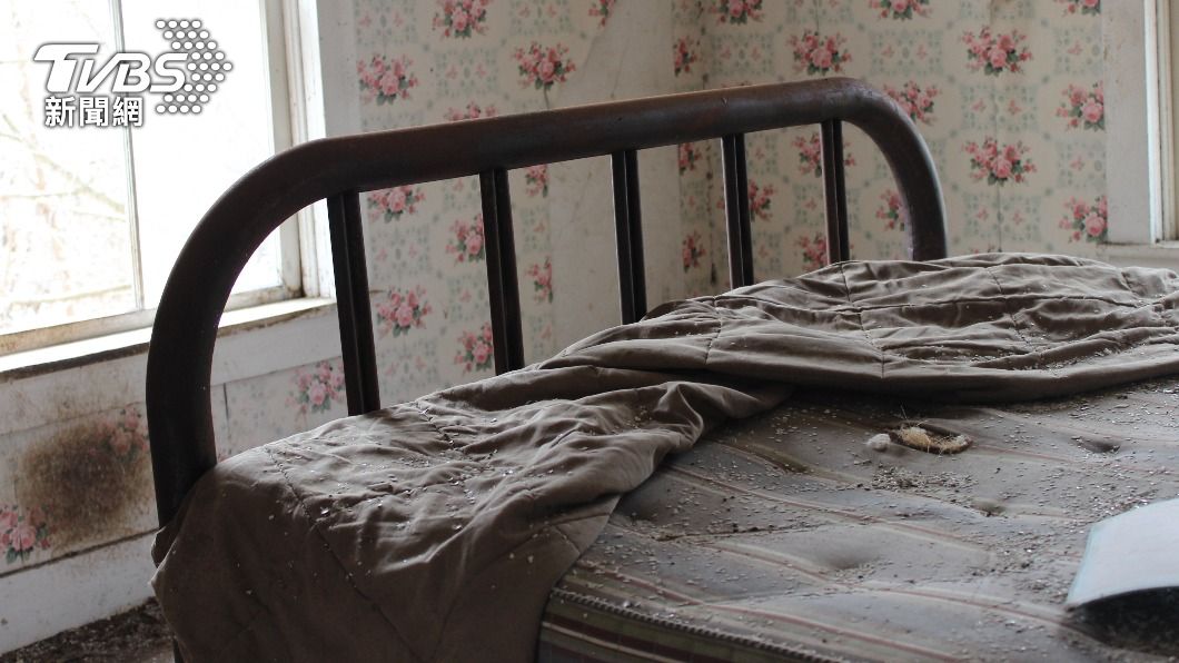 清潔員在廢棄房屋的床上發現一具白骨屍。（示意圖／Shutterstock達志影像）