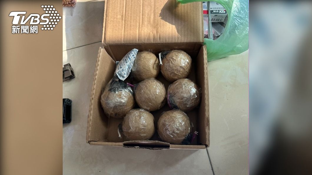 警方查獲余姓男子持有7顆土製炸彈。（圖／TVBS）