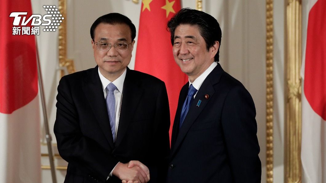 日本已故前首相安倍晉三（右）與中國已故前總理李克強（左）。（圖／達志影像美聯社）