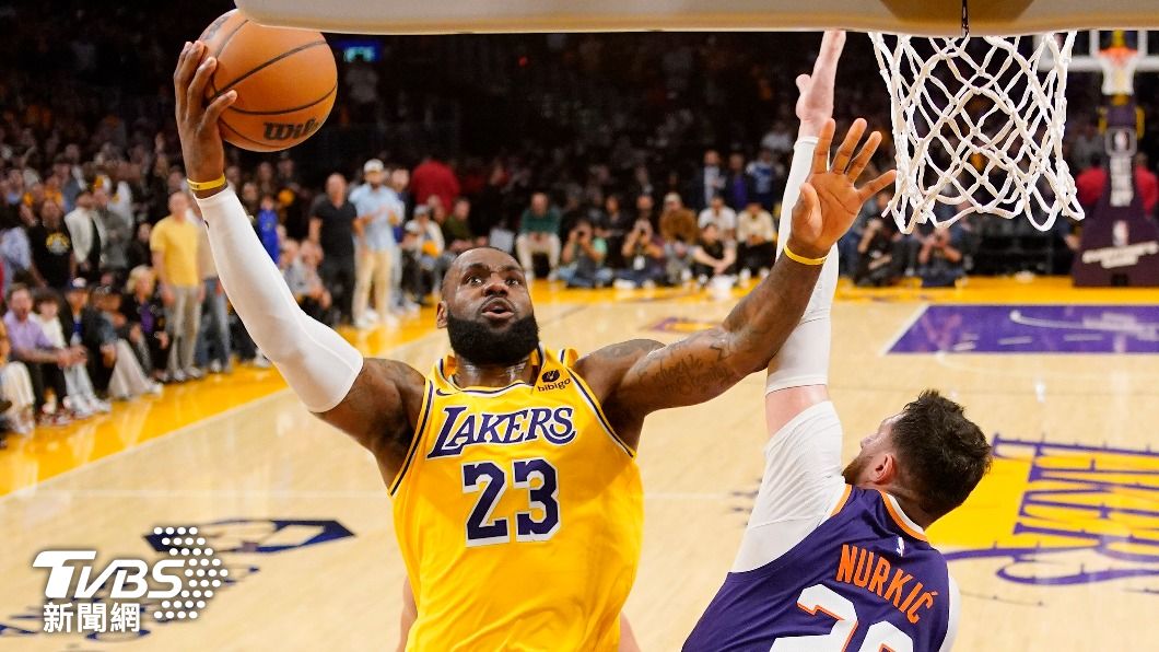 詹姆斯在決勝期連拿8分，率湖人逆轉太陽。（圖／達志影像美聯社）