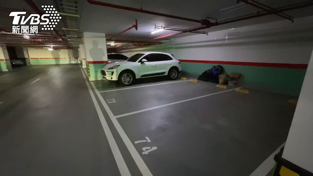 網友不解，為什麼自家汽車停車位不能停機車？（圖／TVBS資料畫面）