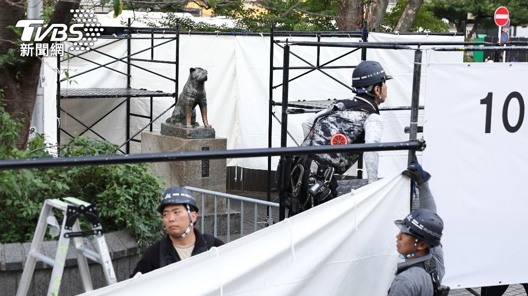 澀谷車站前，忠犬小八雕像周圍被柵欄圍起。（圖／達志影像美聯社）