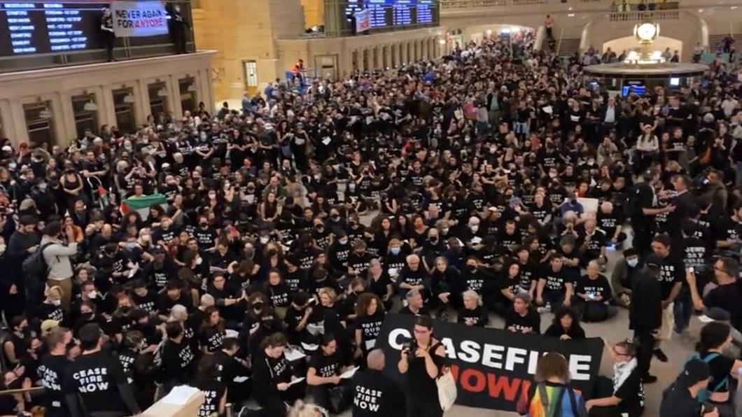 [新聞] 上百示威者癱瘓紐約中央車站　要求以哈