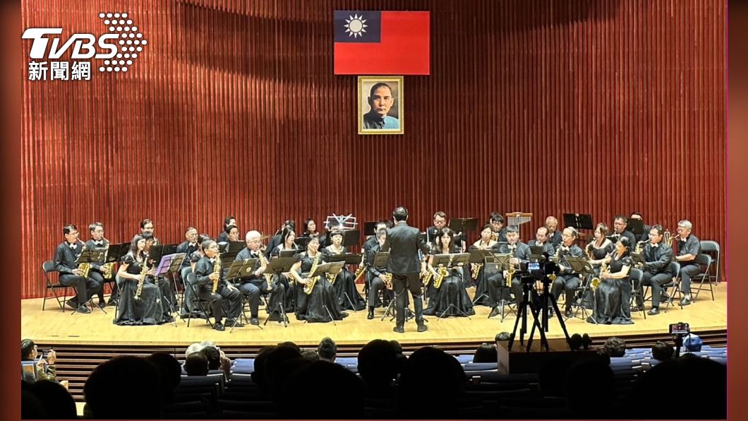台中律師公會「律師音樂家」演奏薩克斯風 宣導反賄選