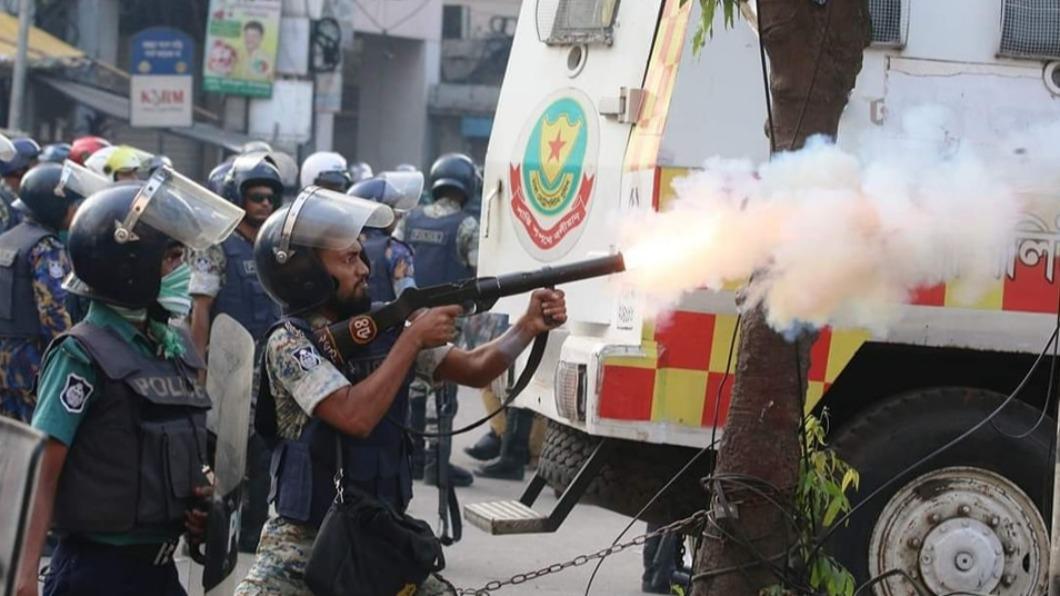 孟加拉警察和示威者，發生暴力衝突。（圖／翻攝自孟加拉民族主義黨臉書）