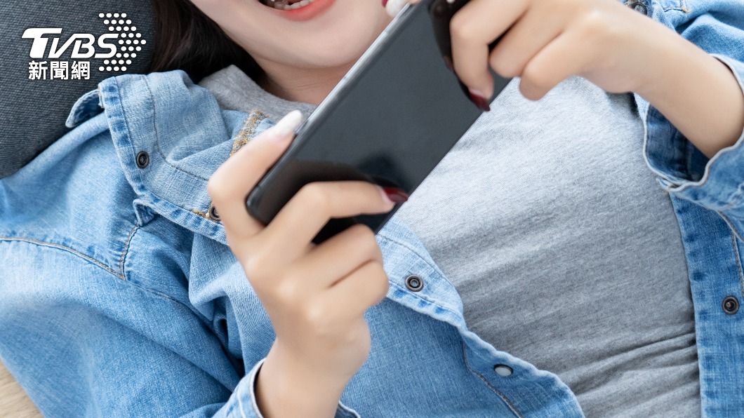 中國大陸女子躺著滑手機不慎砸斷牙齒。（示意圖／Shutterstock達志影像）