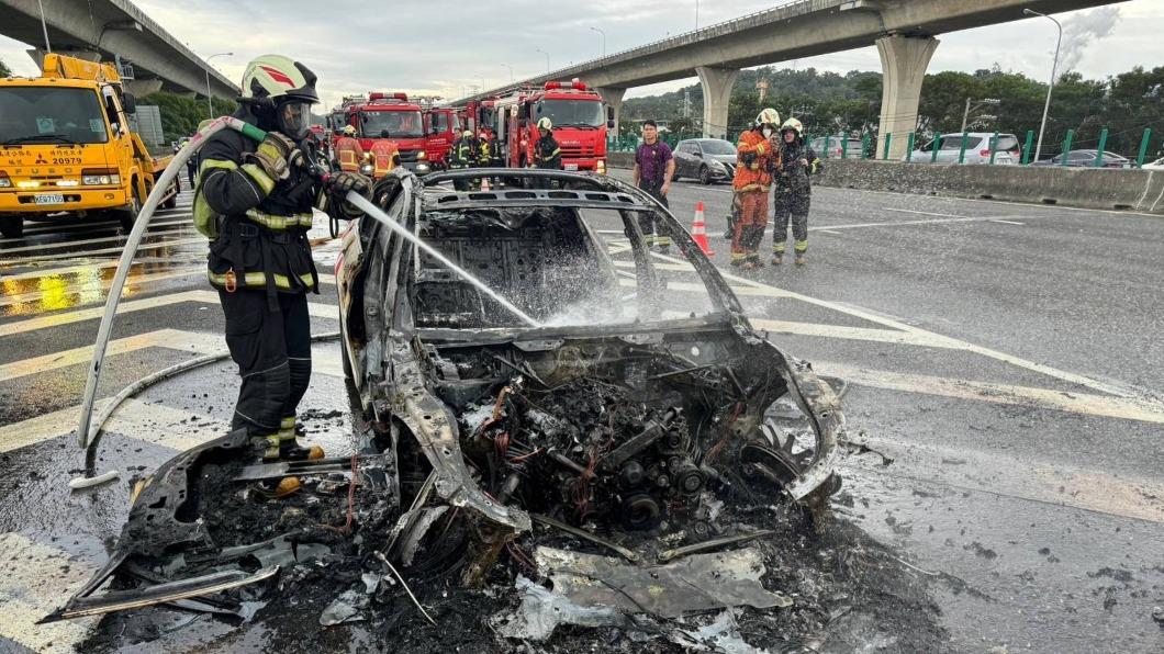 國道警察巡邏車起火燃燒原因待調查。（圖／國道公路警察局提供）